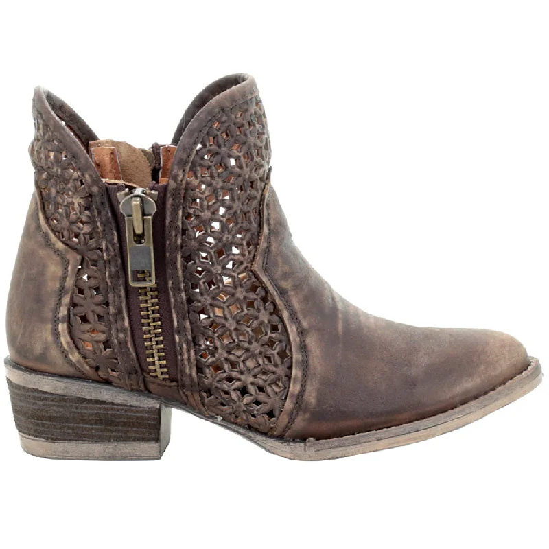 Vintage - style men's cowboy boots with a square toeHand-cut Round Toe Cowboy Booties