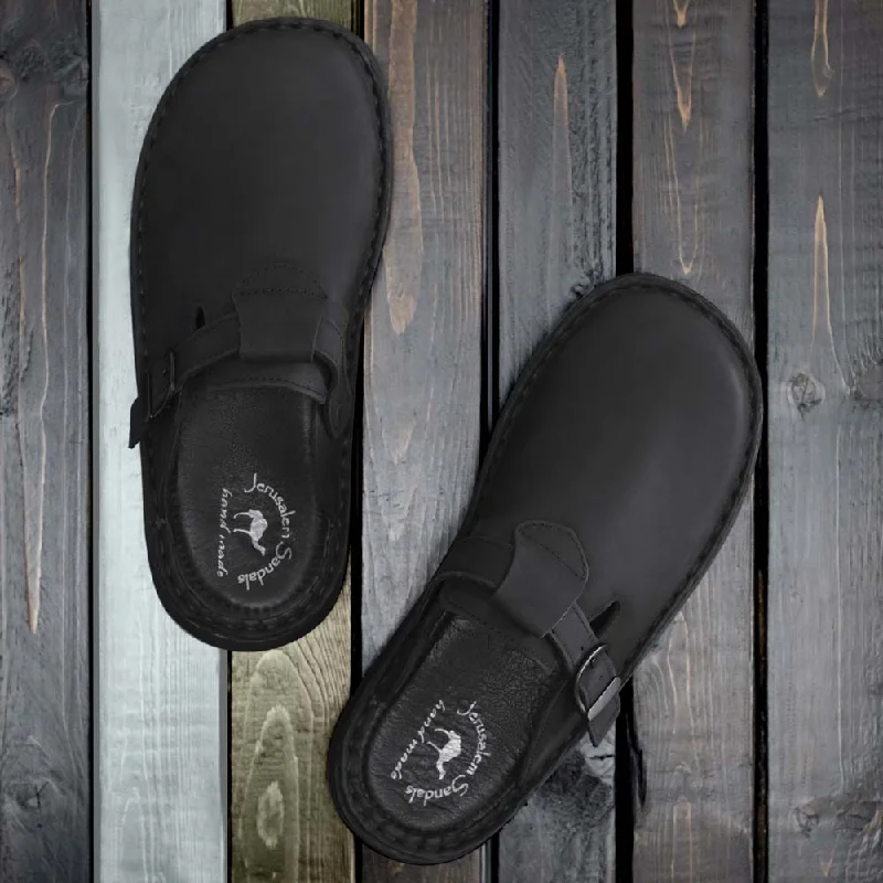 Men's sandals with a perforated leather upper for ventilationSawyer - Leather Clog-Toe Sandal | Black Nubuck