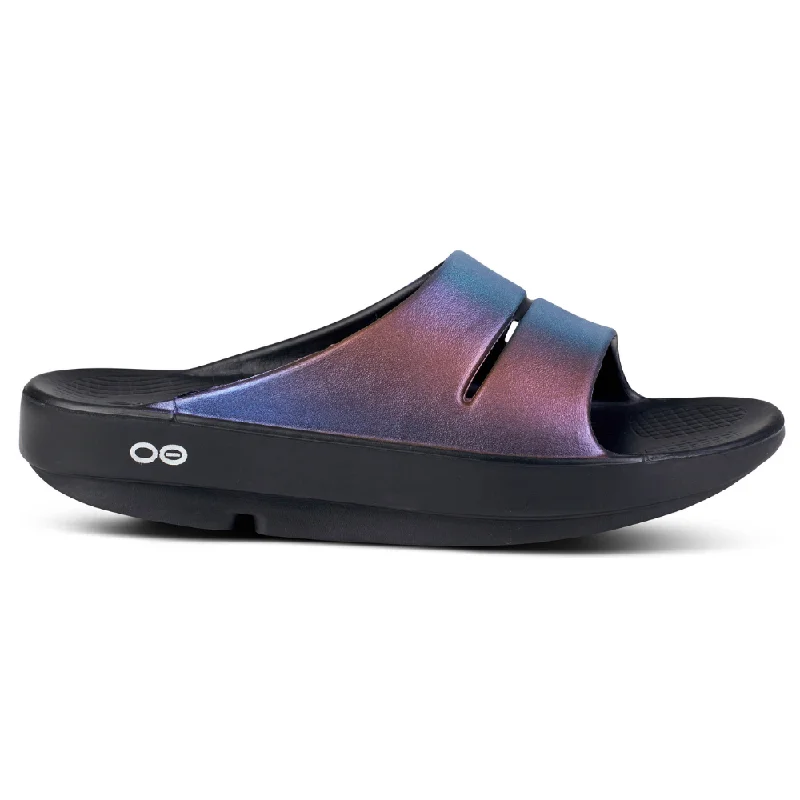 Men's sandals with a decorative buckle or charmOOFOS OOahh Luxe Slide Midnight Spectre Sandal (Unisex)