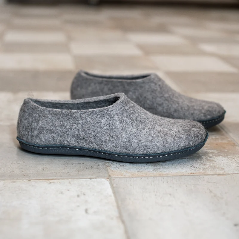 Men's slippers with a leather sole for a classic lookMen's Classic Wool Slippers - Gray