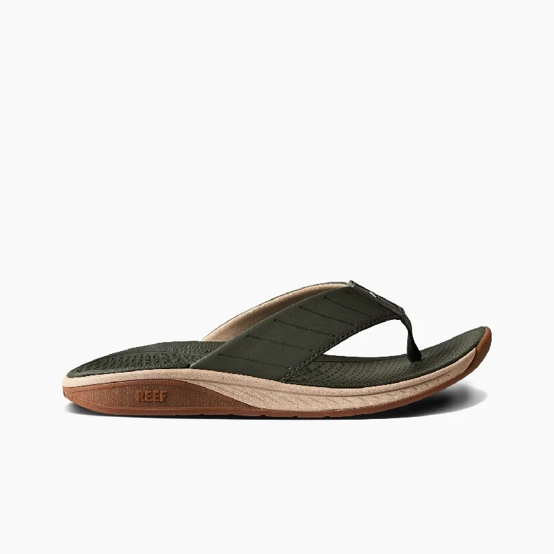 Men's sandals in a neutral color like black or brownThe Deckhand