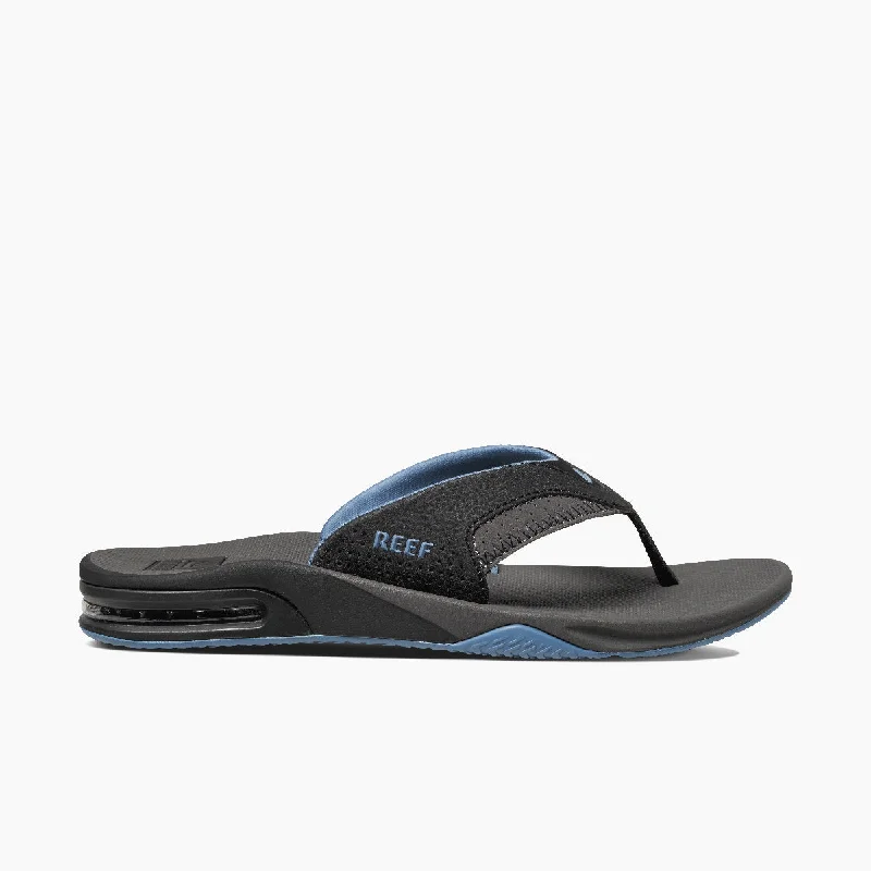 Men's sandals in a neutral color like black or brownFanning