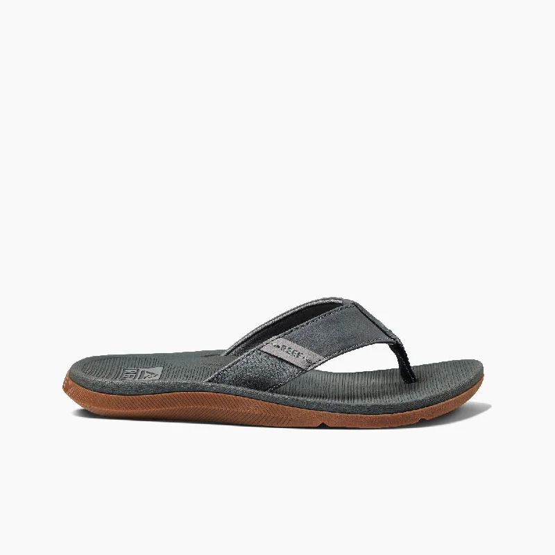 Men's sandals with a pointed toe for a stylish lookReef Santa Ana