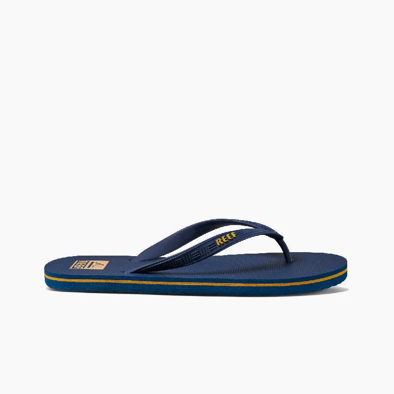 Men's sandals with a decorative buckle or charmReef Seaside