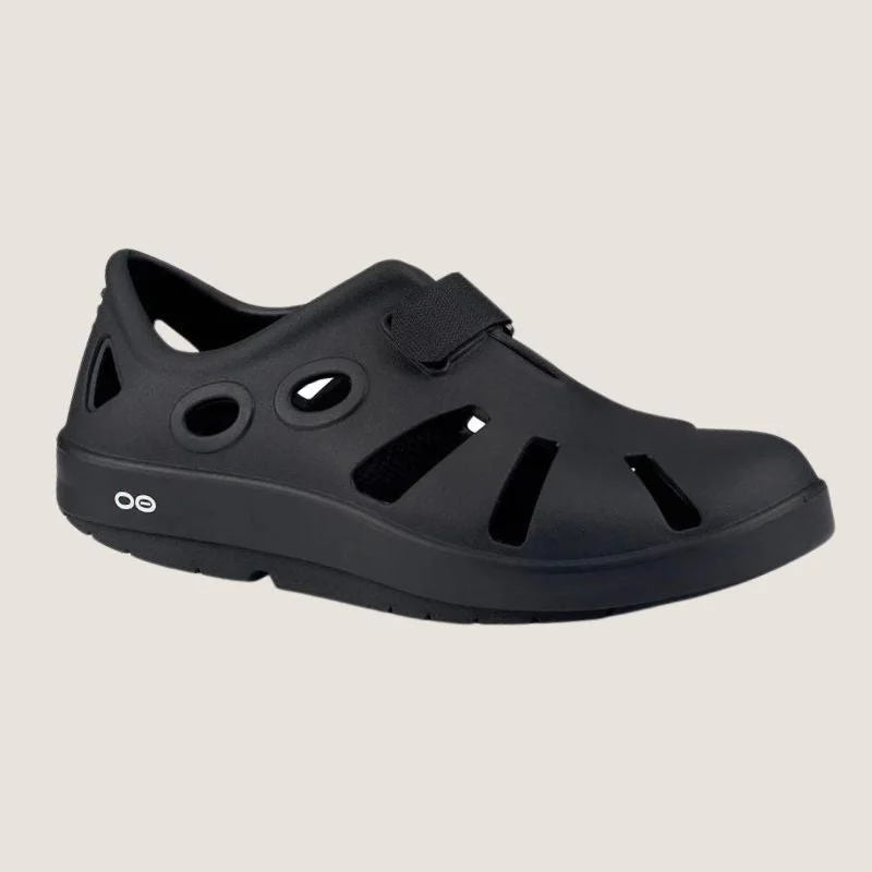 Men's sandals with a buckle closureOofos Oocandoo Sandal