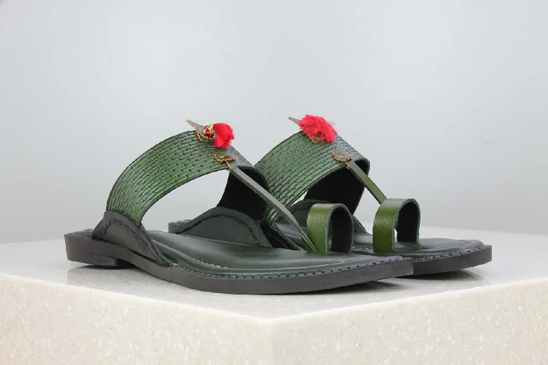 Men's sandals with a contrast stitching detailToe Thong - Green